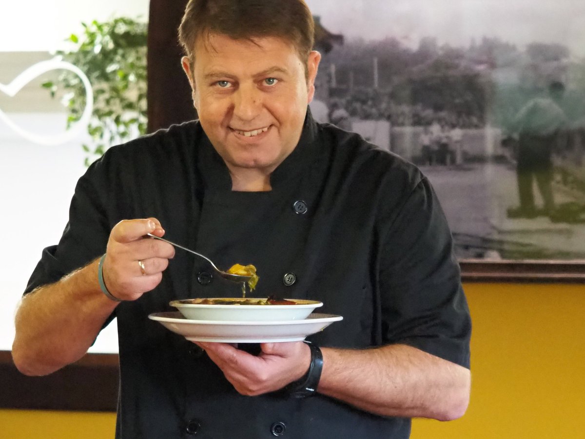 MichemVillabona's tweet photo. Las sensaciones que produce en boca...¡indescriptibles! Un pote, plato contundente para disfrutar, acompañado de un buen trozo de pan y de un estupendo vino. ¡Pecado venial! #DeliciasMichem #MichemApuestaSegura #Exquisiteces https://t.co/mSDX4uL9cb