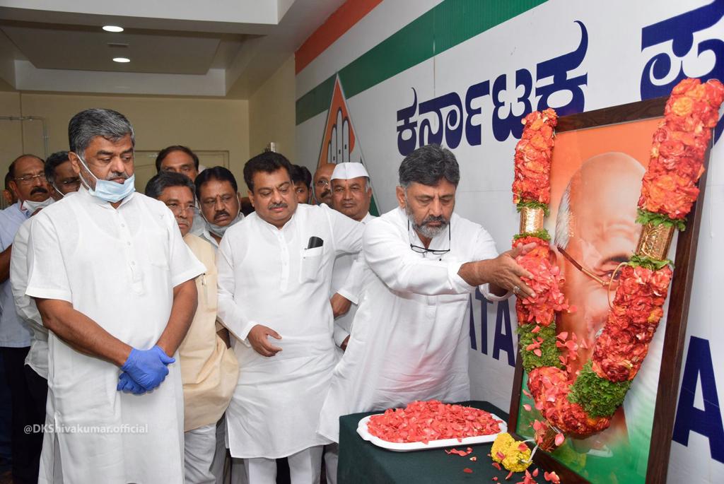DKShivakumar's tweet photo. ಇಂದು ಕೆಪಿಸಿಸಿ ಕಚೇರಿಯಲ್ಲಿ ನಡೆದ ಹುತಾತ್ಮರ ದಿನ ಕಾರ್ಯಕ್ರಮವನ್ನುದ್ದೇಶಿಸಿ ಮಾತನಾಡಿದೆ. ನನ್ನ ಧರ್ಮ ಸತ್ಯ ಹಾಗೂ ಅಹಿಂಸೆಯ ಮೇಲೆ ಸ್ಥಿರವಾಗಿದೆ. ಸತ್ಯವೇ ನನ್ನ ದೇವರು ಎಂದು ಹೇಳಿದವರು ಮಹಾತ್ಮ ಗಾಂಧೀಜಿ. ಅಂತಹ ಸತ್ಯದ ಮಹಾಮೂರ್ತಿ ಅಸ್ತಂಗತರಾದ ದಿನವಿದು. ಕೊನೆಯುಸಿರಿನಲ್ಲೂ ರಾಮನ ಜಪ ಮಾಡಿದ ಮಹಾತ್ಮ ಅವರು.

1/2

#MartyrsDay https://t.co/i4jldc7Y9k