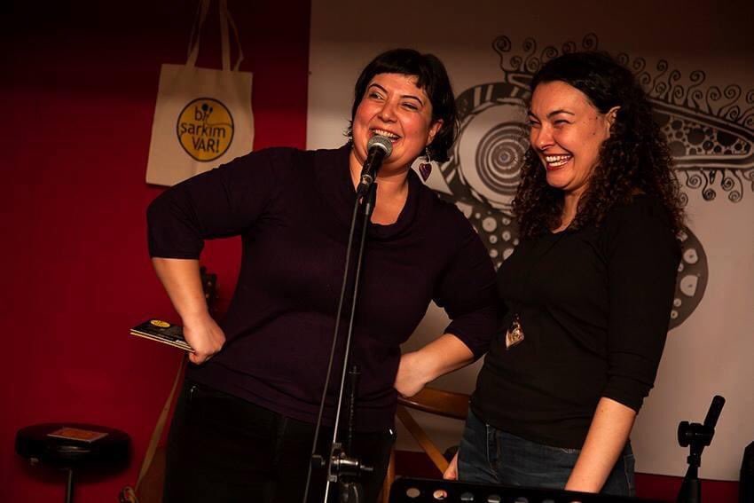 Ceyda’yla bu fotomuz 2017’den, bi' şarkım var 2014’den beri var. İkinci albümümüz Cuma günü yayında. Yalnızca kendine müslüman olmayan, camiası için birşeyler yapmaya çalışan, super mega woman power çok yaşa.  🏆 <a href="/ceydaozbasarel/">CeydaÖzbaşarel</a> <a href="/bisarkimvar/">bisarkimvar</a>