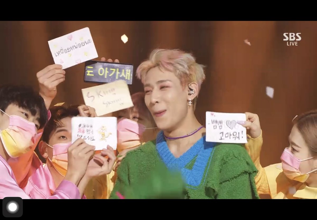 m_ymind's tweet photo. พี่ๆแดนเซอร์น่ารักกับน้องอีกแล้ว แงงงง #SlowMoOnInkigayo https://t.co/YUjFC5yGDi