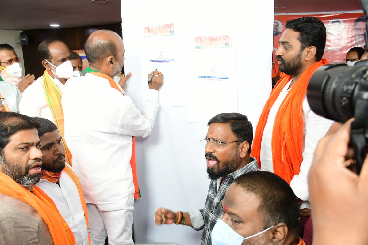 BJP4Telangana's tweet photo. ఉద్యోగ ఖాళీల భర్తీ, నిరుద్యోగ భృతి కోసం బీజేవైఎం ఆధ్వర్యంలో చేపట్టిన ‘కోటి సంతకాల సేకరణ’లో భాగంగా తొలి సంతకం చేసి కార్యక్రమాన్ని ప్రారంభించిన బిజెపి రాష్ట్ర అధ్యక్షులు శ్రీ @bandisanjay_bjp https://t.co/4G0dcahklJ