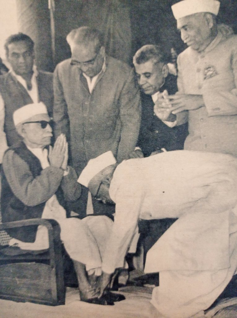 IndiaHistorypic's tweet photo. साहित्य के आगे सत्ता नतमस्तक है। 

1965 :: Madhya Pradesh Chief Minister Dwarka Prasad Mishra Touching Feet of Poet Makhanlal Chaturvedi https://t.co/e2eeC4hIhU