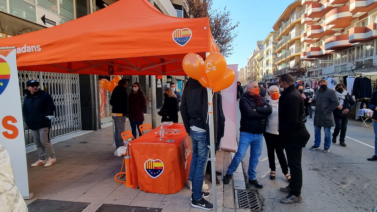 SergiTorresM's tweet photo. 💪 Ya estamos en Vic defendiendo el Estado de Derecho y la libertad para expresarnos en la lengua que queramos.

🔝🍊 ¡¡Menudo éxito de Carpa!! https://t.co/1VqG8y2WF3