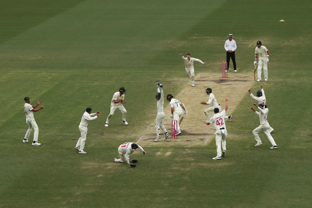 strayafan49's tweet photo. Steve Smith 🤝Alana King

Trying to get the last remaining wicket in the last over of the Test Match 🤩
What an effort by our Aussie Queens 👑 https://t.co/EVD51fG9ex