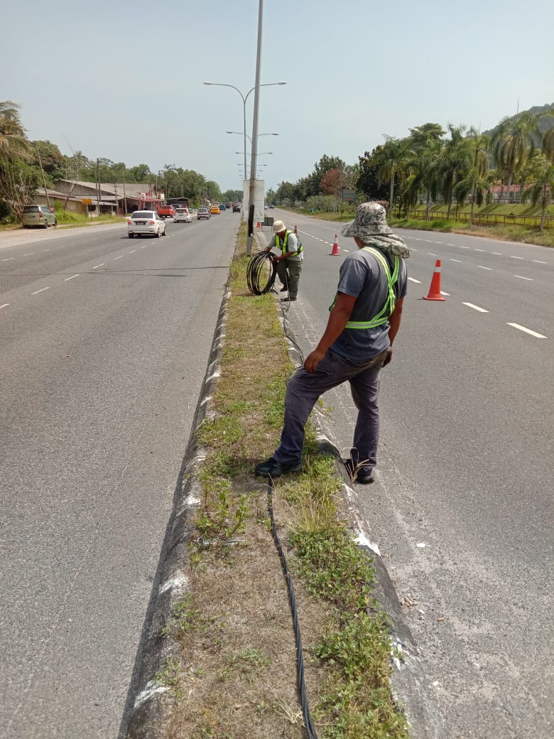 Kerja-kerja penyelenggaraan lampu jalan olh Unit Elektrik JKR Dungun secara jabatan di Laluan FT 003, Jln Kuantan-K.Terengganu brhampiran Politeknik Sultan Mizan Zainal Abidin (PSMZA).
<a href="/JKRTerengganu/">JKR Terengganu</a> <a href="/yusufghani200/">تذكرة</a> 
<a href="/HasliJKR/">Hasli Ibrahim (Ir. Dr.)</a> 
<a href="/JKR_ckeTrg/">JKR CKE TRG</a> 
<a href="/AlAzhar_JKR/">Al Azhar</a> 
<a href="/noorulasliza/">Noorul Asliza Mat Jusoh</a> <a href="/MisRuhaila/">Mis Ruhaila</a>