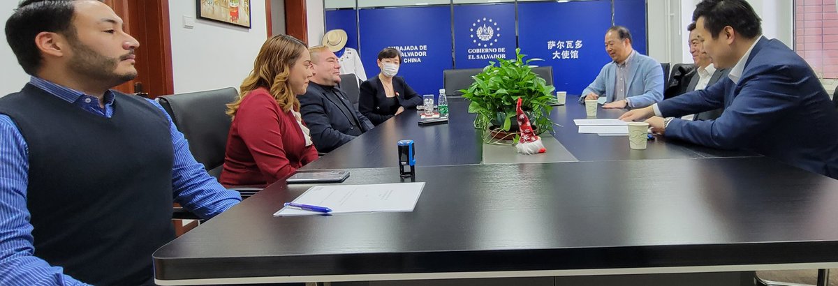 AldoAlvarezESA's tweet photo. Ayer suscribí un Memorándum de Entendimiento entre la Embajada de El Salvador en China y China Harbour Engineering Company Ltd., para colaborar en la realización de grandes obras de infraestructura. El inicio de un gran cambio para ESA, de la mano y guía de nuestro Presidente!!! https://t.co/IdReK3iQS7