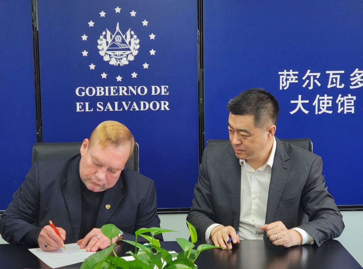 AldoAlvarezESA's tweet photo. Ayer suscribí un Memorándum de Entendimiento entre la Embajada de El Salvador en China y China Harbour Engineering Company Ltd., para colaborar en la realización de grandes obras de infraestructura. El inicio de un gran cambio para ESA, de la mano y guía de nuestro Presidente!!! https://t.co/IdReK3iQS7
