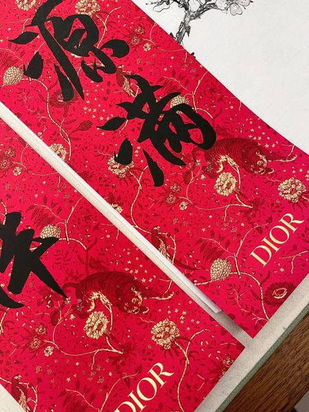 diro 虎年2022春联 过年气息有了Red envelope
满500就有送，一副春联，一张福字，还有红包，红包更好看[流泪]没来得及拍已经被我妈拿去包毛爷爷了  #Dior  #虎年春联  #过年