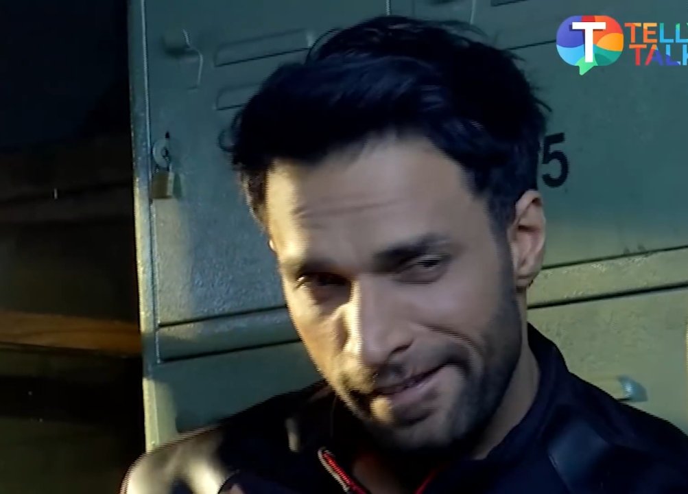 HeyYou_StayOut's tweet photo. and they want me to have sane mind after watching this🙈🙈😍😍😂😂😂😂
just look at them🙈🙈❤❤❤
#ZiddiDilMaaneNa #Moran #KaveriPriyam #ShaleenMalhotra https://t.co/66zszslmG5