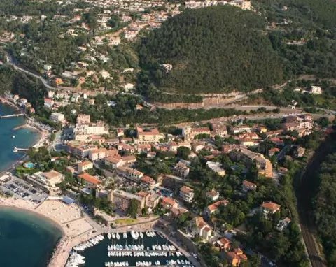 Félicitations à @BotellaGeorges et @cestrosi : leurs communes de #TheoulesurMer et #Nice sont dans le top 10 des villes où il fait bon vivre en France ! 5 autres communes sont retenues dans le classement @leJDD dont Antibes et Toulon. Le bonheur, il est là, dans @MaRegionSud !☀️