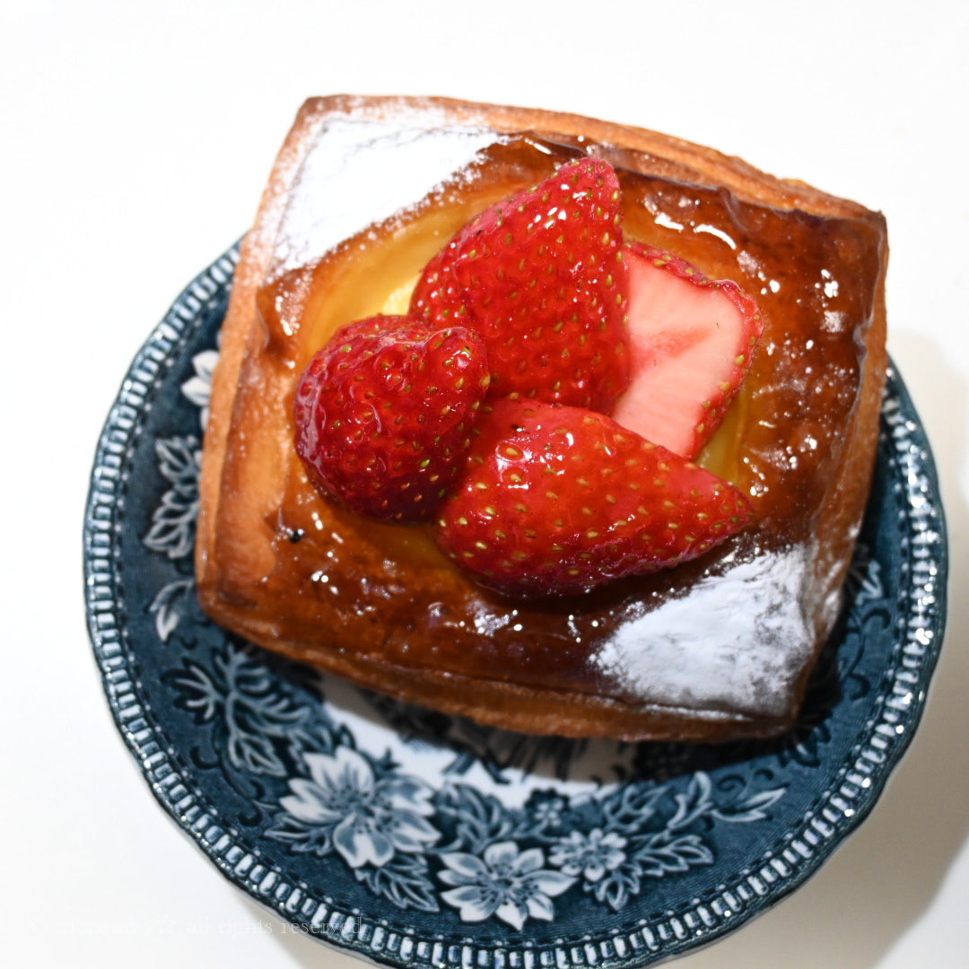 RyuRockyryu2's tweet photo. 今日のおやつ🍓
さいとうおり先生のライティングの講座で教わったやり方で撮ってみた📸
#テーブルフォト
#苺のデニッシュ
#profotoC1plus
#NikonZfc
#チームトランク
#ラフォト自由が丘 https://t.co/PwRgNqOIsw