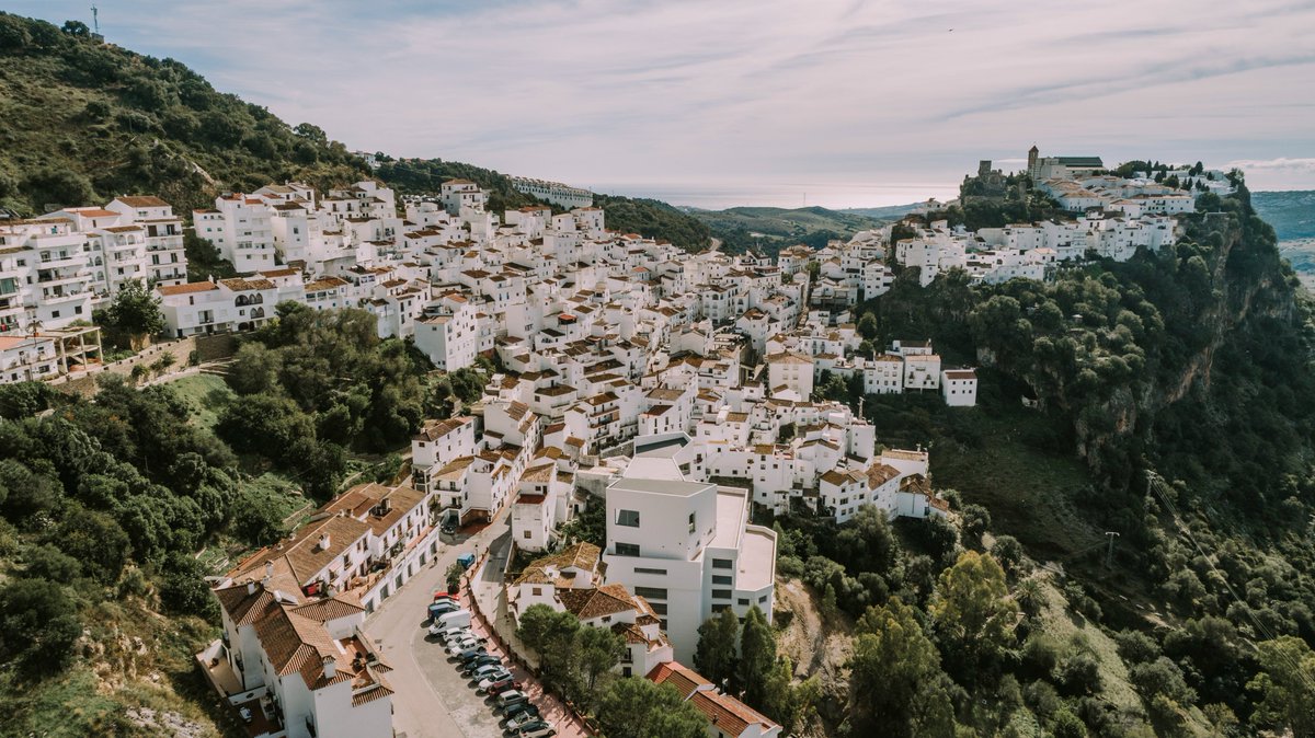 Buenos días ❗️Con esta imagen del pueblo de #Casares queremos desearos un feliz domingo #CostadelSol #Málaga