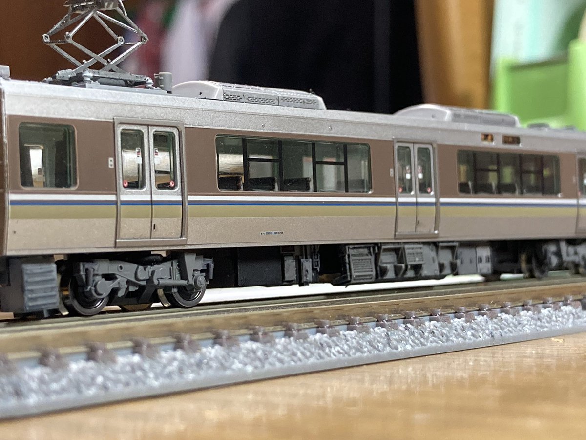 Jline22l_B11's tweet photo. 223系V16編成(2016ver) 完成
tomixベースで色々触って1次車の特徴だけは再現
今回も車端機器は3Dパーツ使用も近車1次車なんで蓄電池箱は207のを使用
他モハ222-3000の床下再現やパンタ台、妻面など
この編成の特徴でもあるクモハの行先は16dotの野洲で3442MFをイメージ https://t.co/2x2dgnIHBR