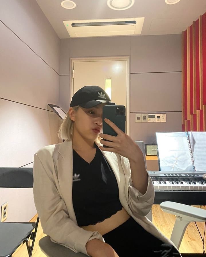 fieryujin's tweet photo. uhm ryujin... you can bring these photos back... you can post them again... namseyn girl... yeah https://t.co/vZJ6uPnzUq