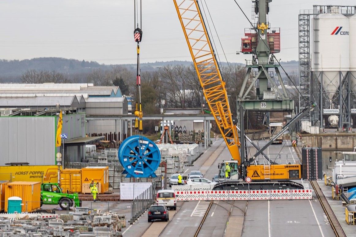 SuedOstLink Drum Discharge.

The cables produced by Prysmian Group / Gron near Paris. A drum carries about 1.75km of underground cable and thus has a weight of around 80 tons. The total of 300 cable drums have a combined weight of around 24,000 tons.