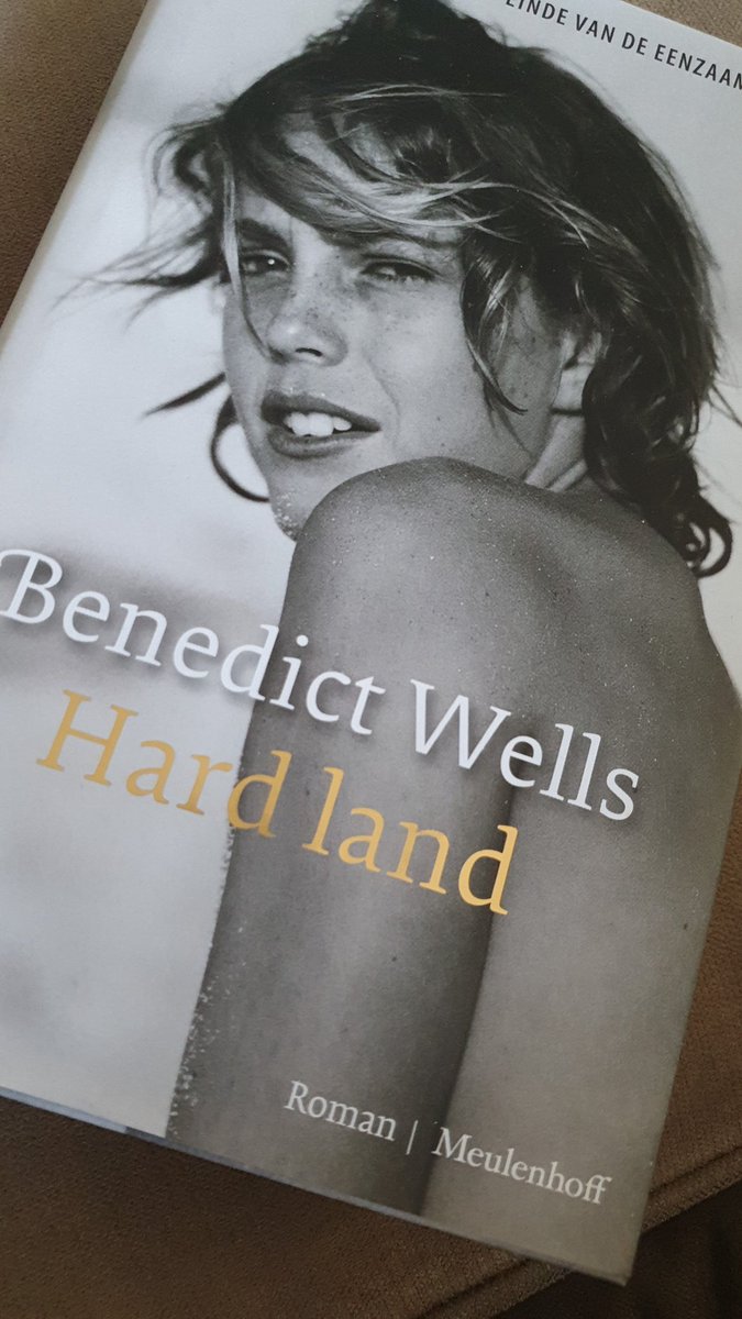 Iris_Guch's tweet image. Zwemmen zit er weer op, nu rozig op de bank met de hele dag nog tijd voor mijn boek! #rozig #lezen #lazysunday