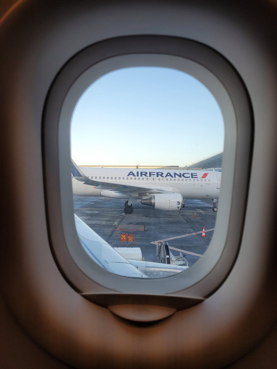 ChampagneFlyer tweet media