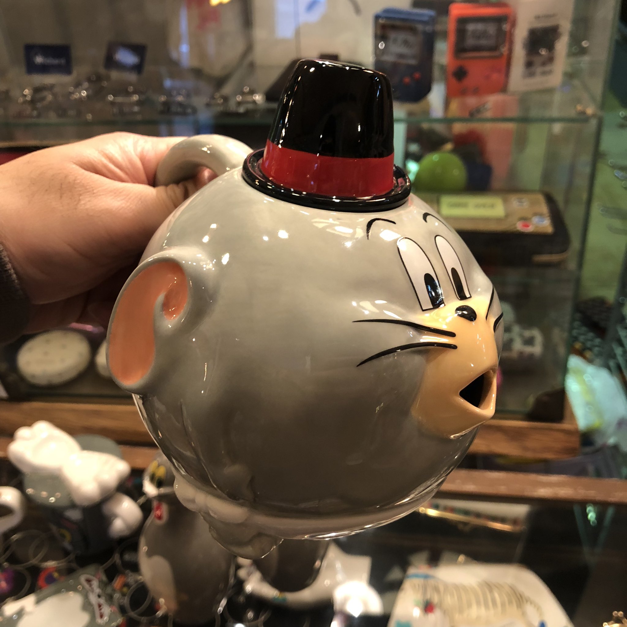 Element 店長 トムとジェリーファンのみなさまお待たせしました アニメの名シーンをそのまま立体化し さらに実際に使えるアイテムにした雑貨シリーズ入荷 個人的にはオレンジを丸呑みしたタフィーのティーポットがたまりません 香川県 高松市 北浜