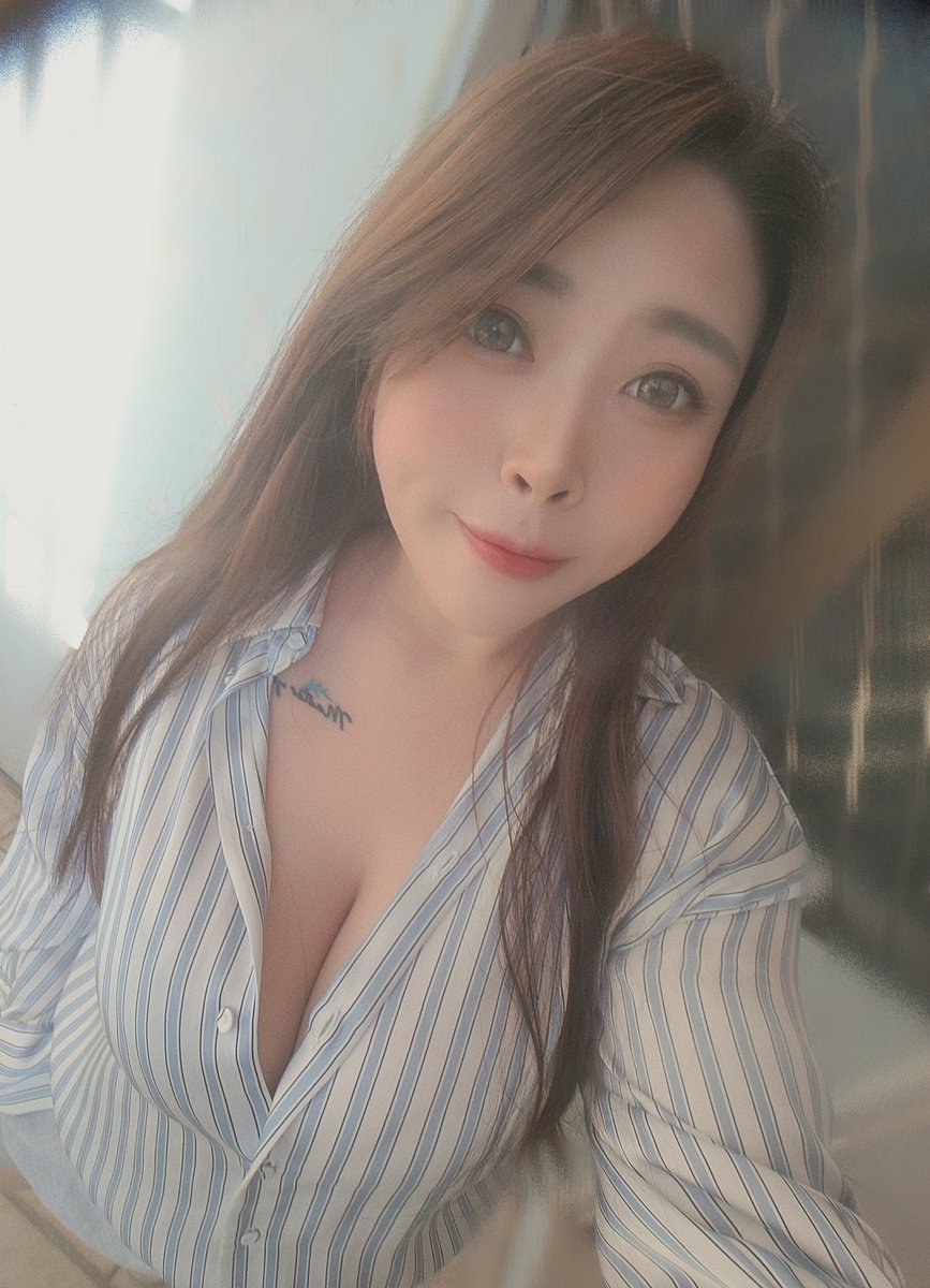 微涼微涼的天
還是這樣穿比較舒服
我已經在家昏睡兩天了 https://t.co/3vZCZQv5tm