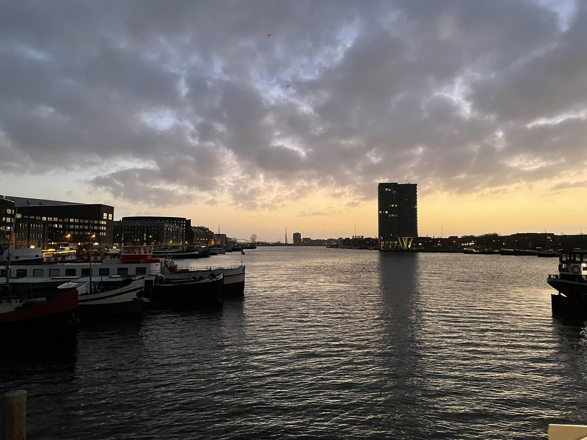 ECarneroRojo's tweet photo. Early morning run in @AmsterdamNL 🏃🏻 Cold and windy 🌬🥶 but the beautiful course 🤩, the atmosphere #YouNeverRunAlone 🤗 and the great views from the top of @NEMOamsterdam 🌅 have made the #LopenTotDeZonKomt #ltdzk totally worth it 😃 Heel erg bedankt aan de organisatie! 🙏🏻 https://t.co/3K09FnDbFD