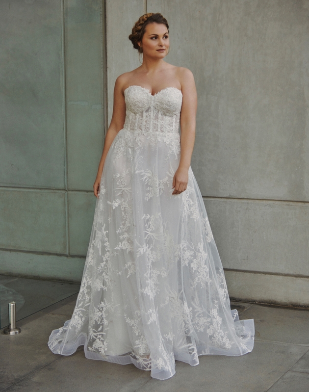 South African #weddingdress designer <a href="/elbethgillis/">Elbeth Gillis</a> has launched her stunning new #bridaldress collection called Curve. It's her first capsule collection of 2022 and includes 5 dresses ranging from simple structures... yourlondon.wedding/fashion-news/2…