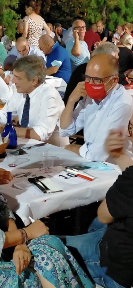 Stamani il telefonino mi sorprende. Lo apro e mi propone questa foto dell’estate scorsa a Foiano della Chiana. L’intelligenza artificiale alle volte ha un cuore.                               Ti pensiamo #David, ci manchi. Da lassù son sicuro che oggi sorridi.