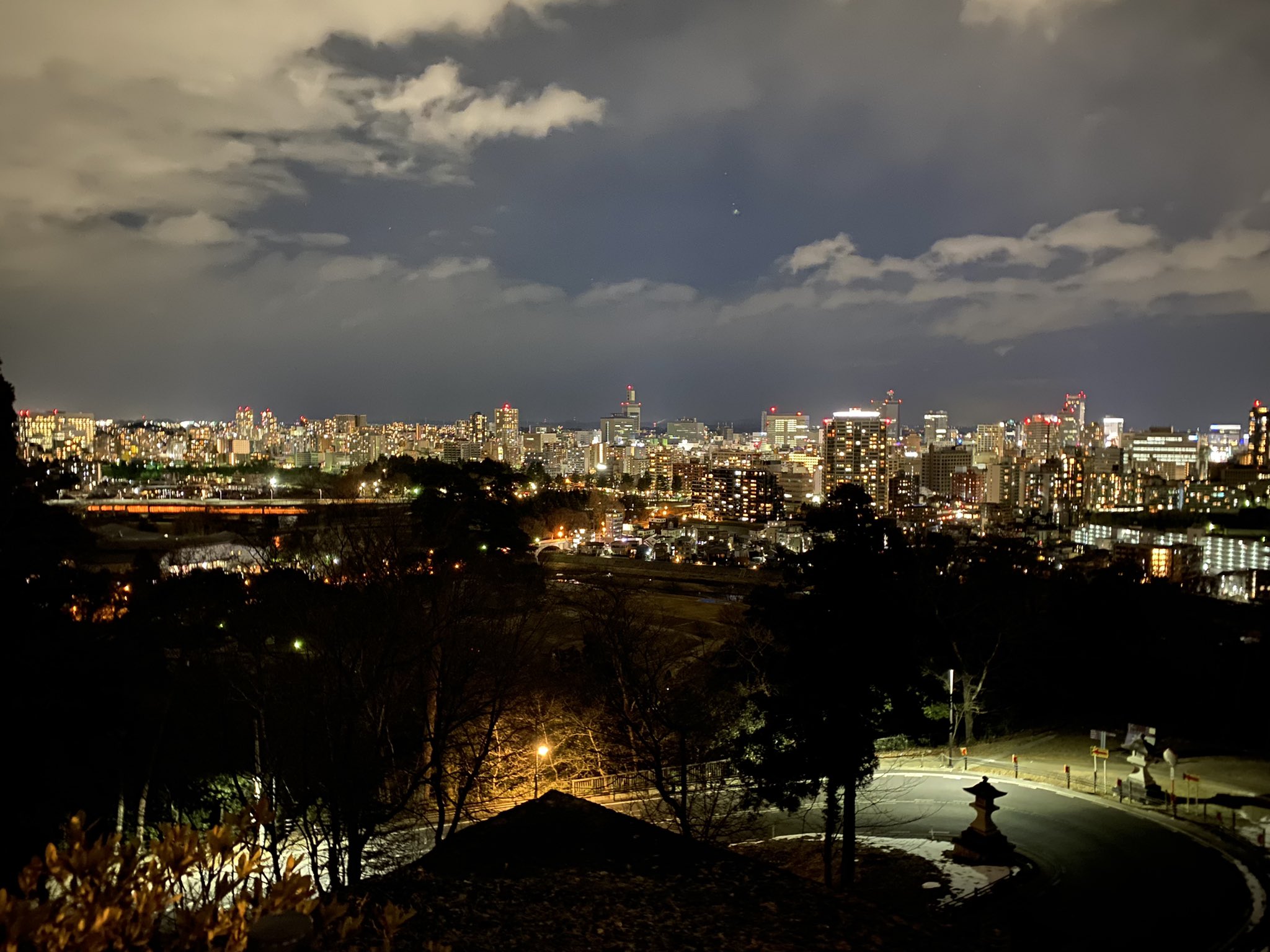 ヨスィ 仙台城からの夜景 寒いせいか誰もいないw 仙台城 夜景 宮城 んだんだずんだ おいでよ宮城 ヨスィ T Co 1mxf6owizw Twitter