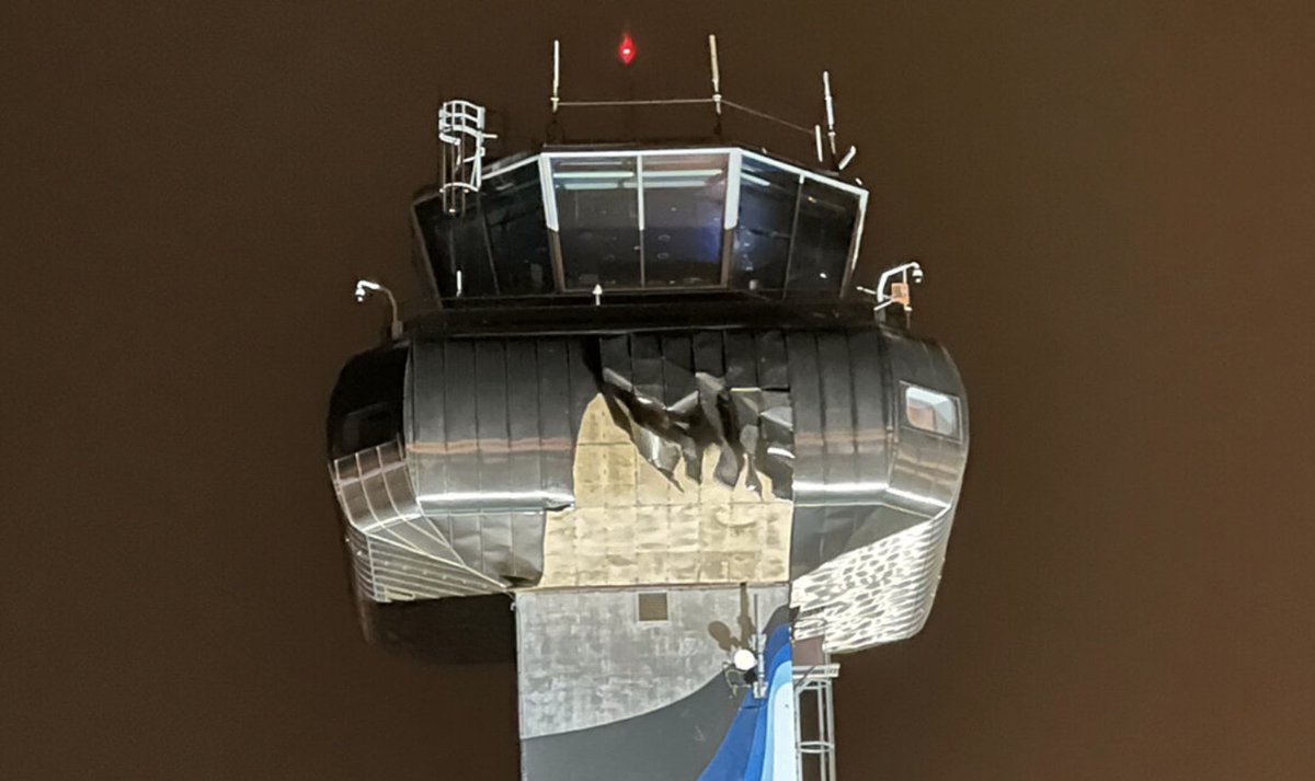 SuperGeir's tweet photo. Du vet det er sterk vind når gaffateipen vrenges av flytårnene. #vinterstorm https://t.co/CWhQbA6d2T