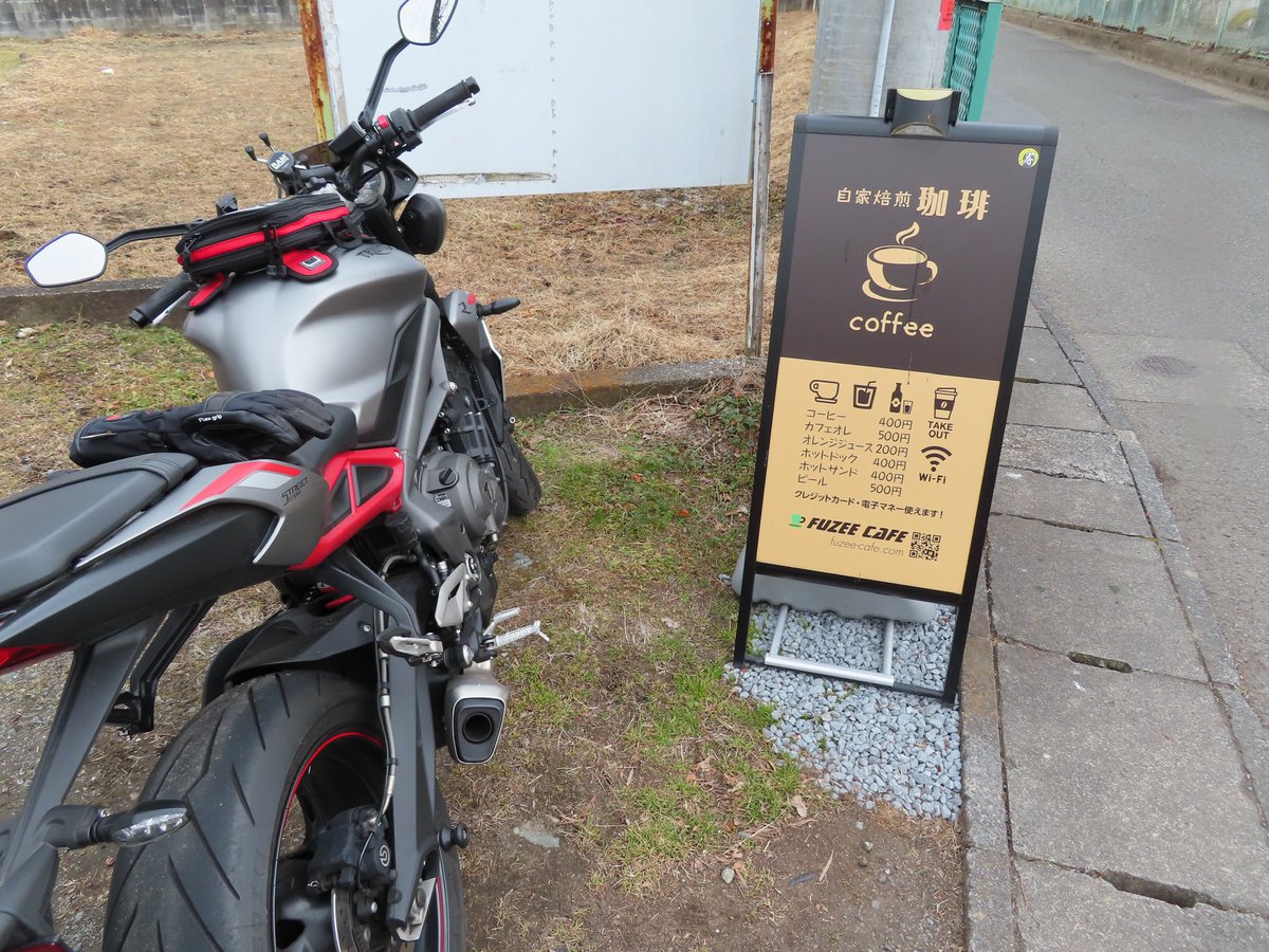 DoraYas's tweet photo. 今日は
中原街道で16号に出て
横浜町田ICから東名
圏央道　相模原愛川ICで降りて
Google先生使わずに
FuzeeCafeさんへ

音声検索でFuzeeって認識されなくて
「9時」か「UG」になる🤣

ブラックコーヒー飲めるようになって
ピザと一緒におかわりまでしちゃった😆

お土産に
燻製ナッツGet！ https://t.co/ws0DJskdiA