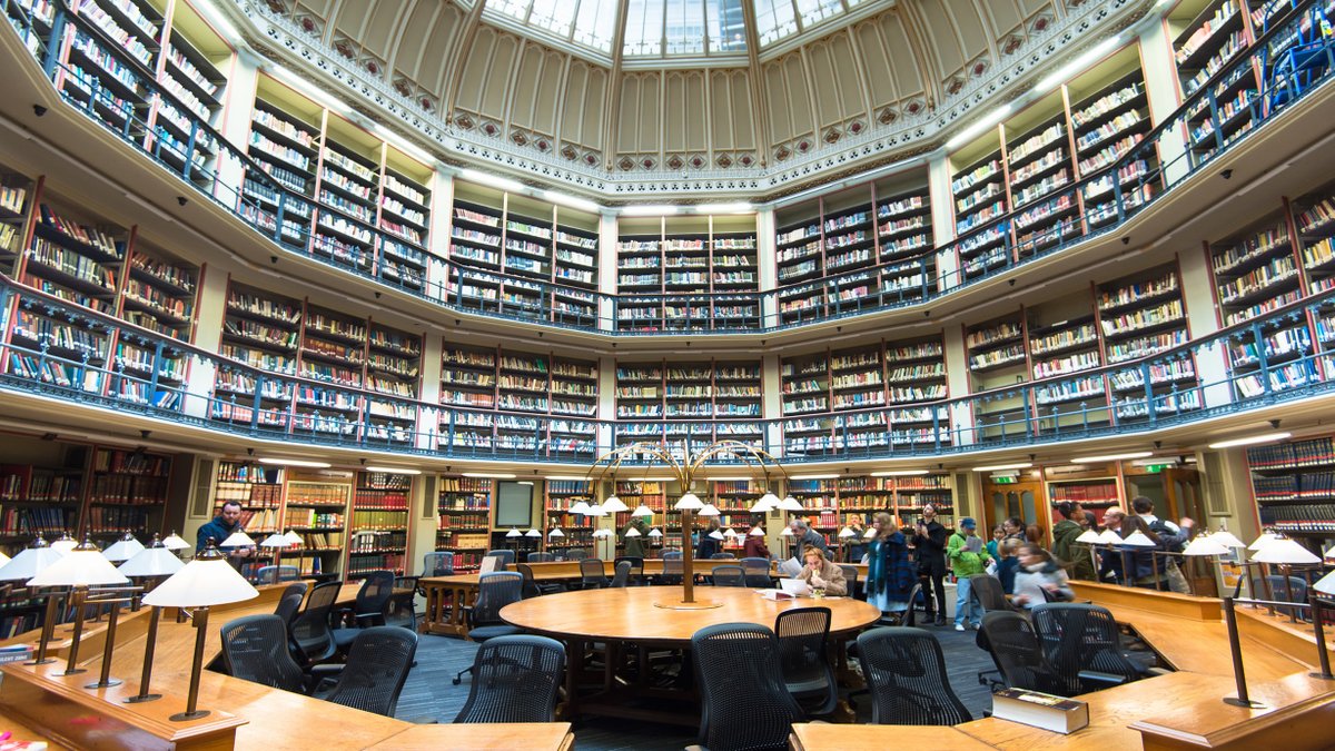 7559pr's tweet photo. La bibliothèque #Maughan est la principale bibliothèque du King's College de #Londres. Le bâtiment date de 1851 mais la #bibliothèque a été aménagée en 2001. Son catalogue contient 750 000 articles, notamment des #livres, des revues, des disques, des DVD et des thèses. https://t.co/8LPQueePI1