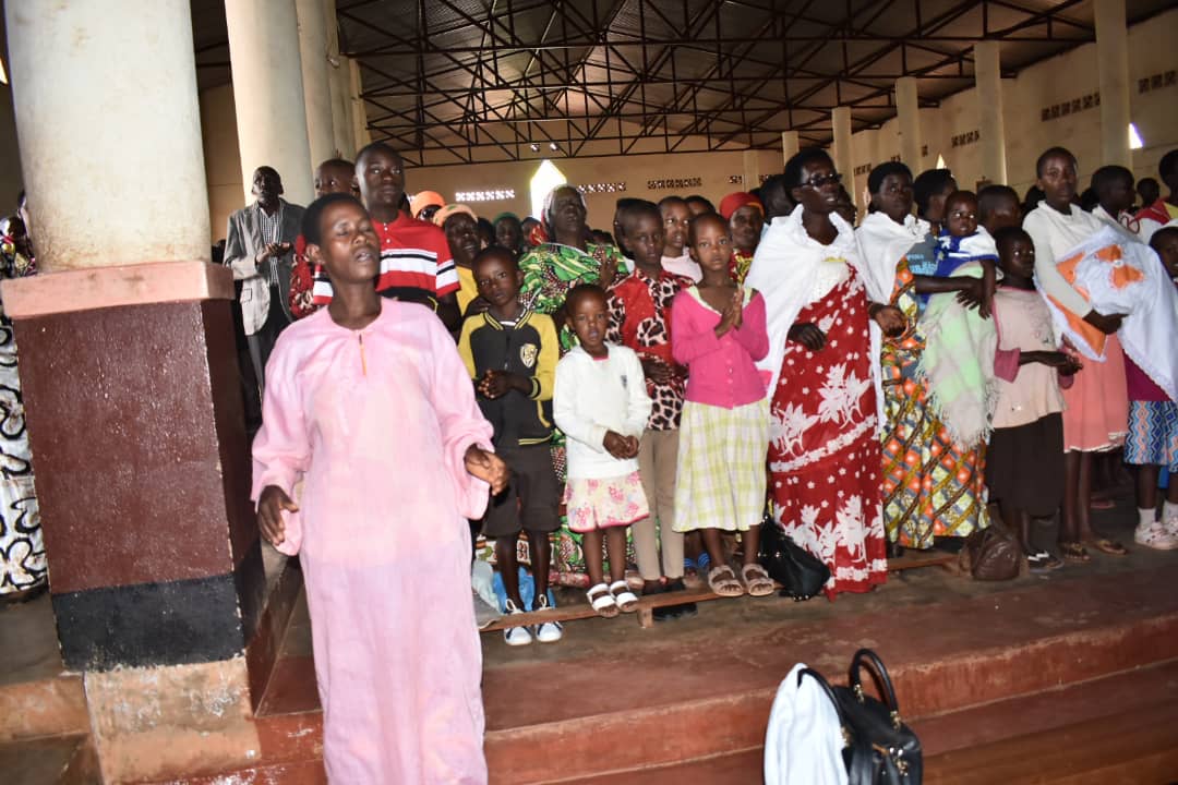 RTNBurundi's tweet photo. #Burundi Le Vice Président de la République Prosper Bazombanza se joint aux chrétiens de la paroisse #Mwaro dans la messe  dominicale. https://t.co/pSC5ljgcXH