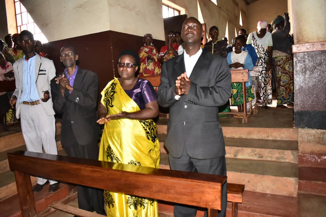 RTNBurundi's tweet photo. #Burundi Le Vice Président de la République Prosper Bazombanza se joint aux chrétiens de la paroisse #Mwaro dans la messe  dominicale. https://t.co/pSC5ljgcXH