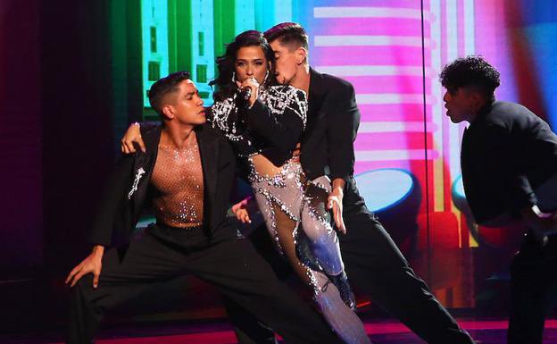 Ya tenemos a Jennifer Lopez en #Eurovisión #chanel Por lo menos, a la original, le entiendo lo que canta.