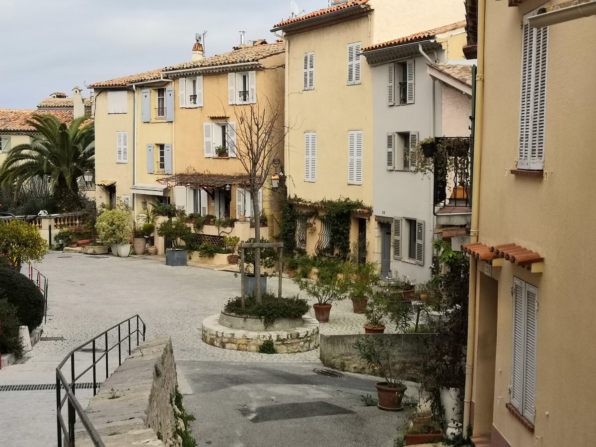 UnTourAutour's tweet photo. Du coup on s'est rabattu sur Mougins Village.
Jolie balade, mais rien d'ouvert pour un petit goûter 😢 https://t.co/4s7IuK7or4