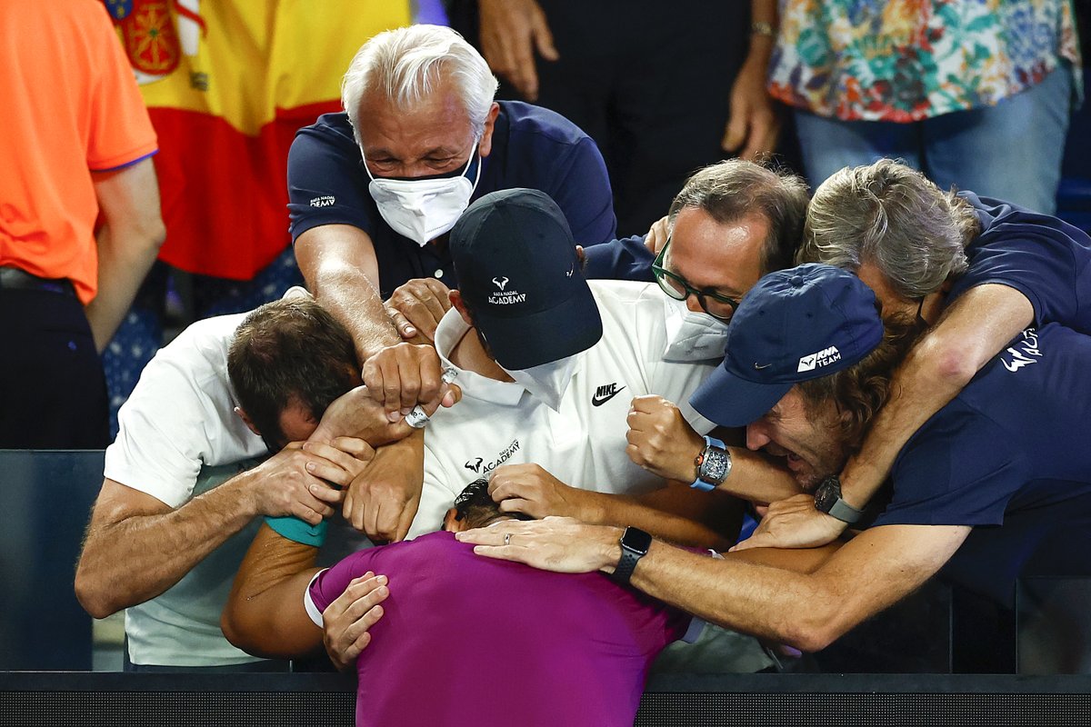 SocratesDergi's tweet photo. Aile.

#AusOpen https://t.co/nWl3F5KC7b