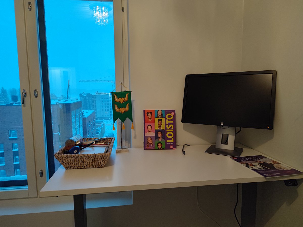 MikaPalonen's tweet photo. Kotitoimistoa kuntoon vähän kerrallaan ja edellisestä työstä saatu viiri siihen muistoksi 😅 https://t.co/3E6gQ1m2bY