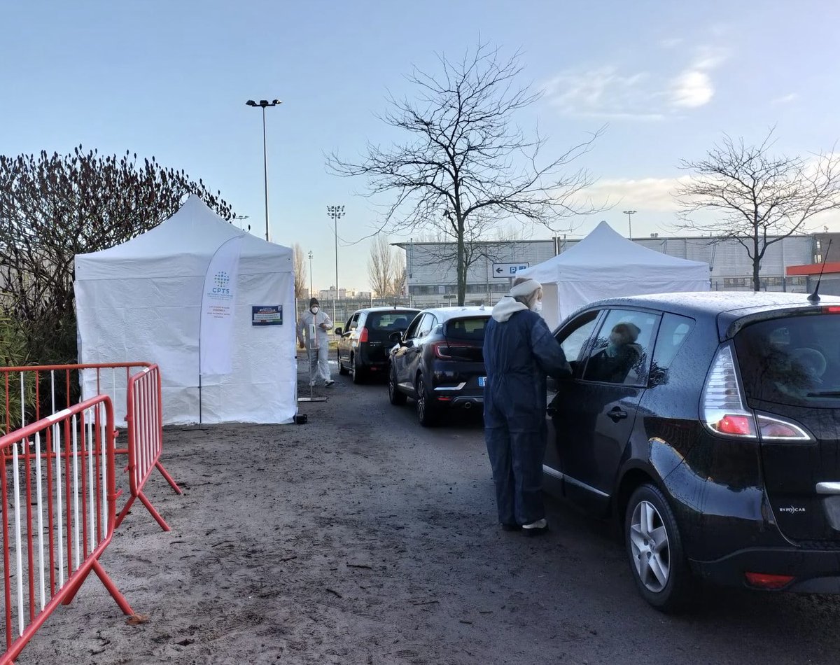 ThierryPechey's tweet photo. L’affluence ne faiblit pas au drive-tests du centre de vaccination et dépistage du stade Marcel Picot à Nancy/Tomblaine https://t.co/qXbCfOOqFr
