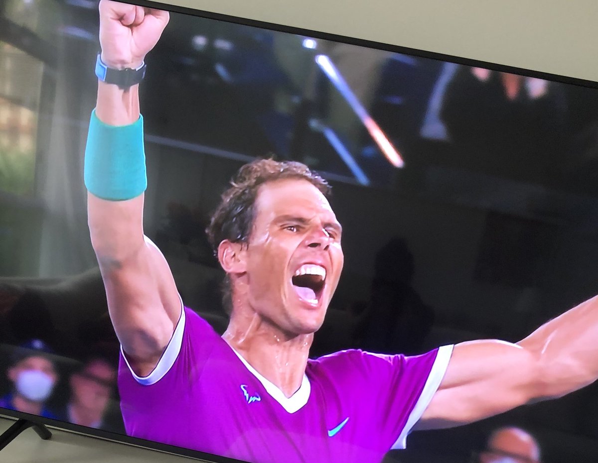 aapacheco's tweet image. Obrigada, Nadal! Que aula de vida, superou uma dor crônica que quase o fez largar o tênis, teve Covid, começou a partida perdendo 2 sets e foi genial pra virar o jogo! Medvedev foi perfeito ao dizer que ele foi absurdo no jogo! 5:30 de um espetáculo! Vale Pix por isso!