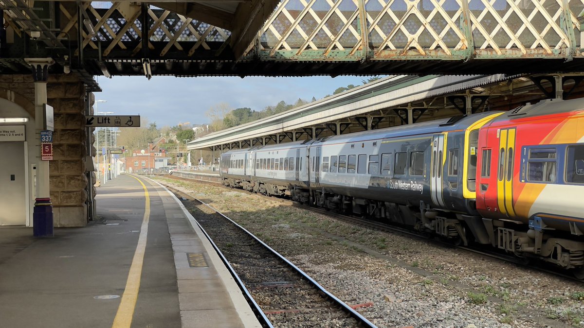 BenBroomfield_'s tweet image. Back again, just not on nights!

159018 basking in the sun with the 14:25 departure to London Waterloo!

#swr #class159 #train #trains #railway #railways #DispatchersOfTwitter