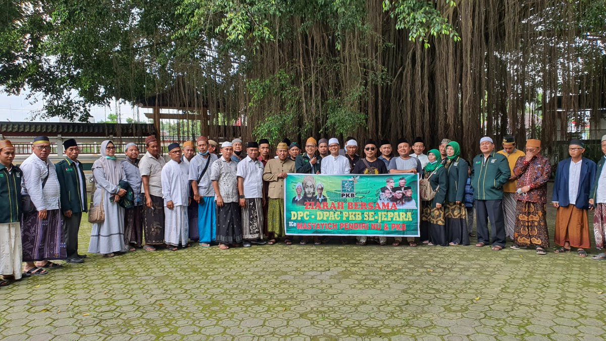 dpcjepara's tweet photo. Bersama peringati Harlah NU dg Ziarah ke Makam Masyayech pendiri NU PKB @AGUSINDONESIA2 @cakimiNOW @yusuf_ch @DPP_PKB @EmHasanuddin @pkbjawatengah https://t.co/hOFIgRMn9b