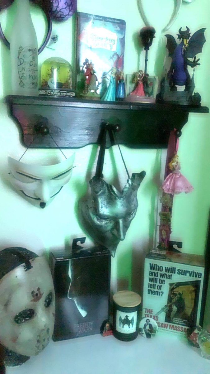 pixiepartz's tweet photo. i finally got a little bookshelf to go next to my desk!!! ahhh im so happy i love it 🕸️💓 https://t.co/x99I4uMRIM