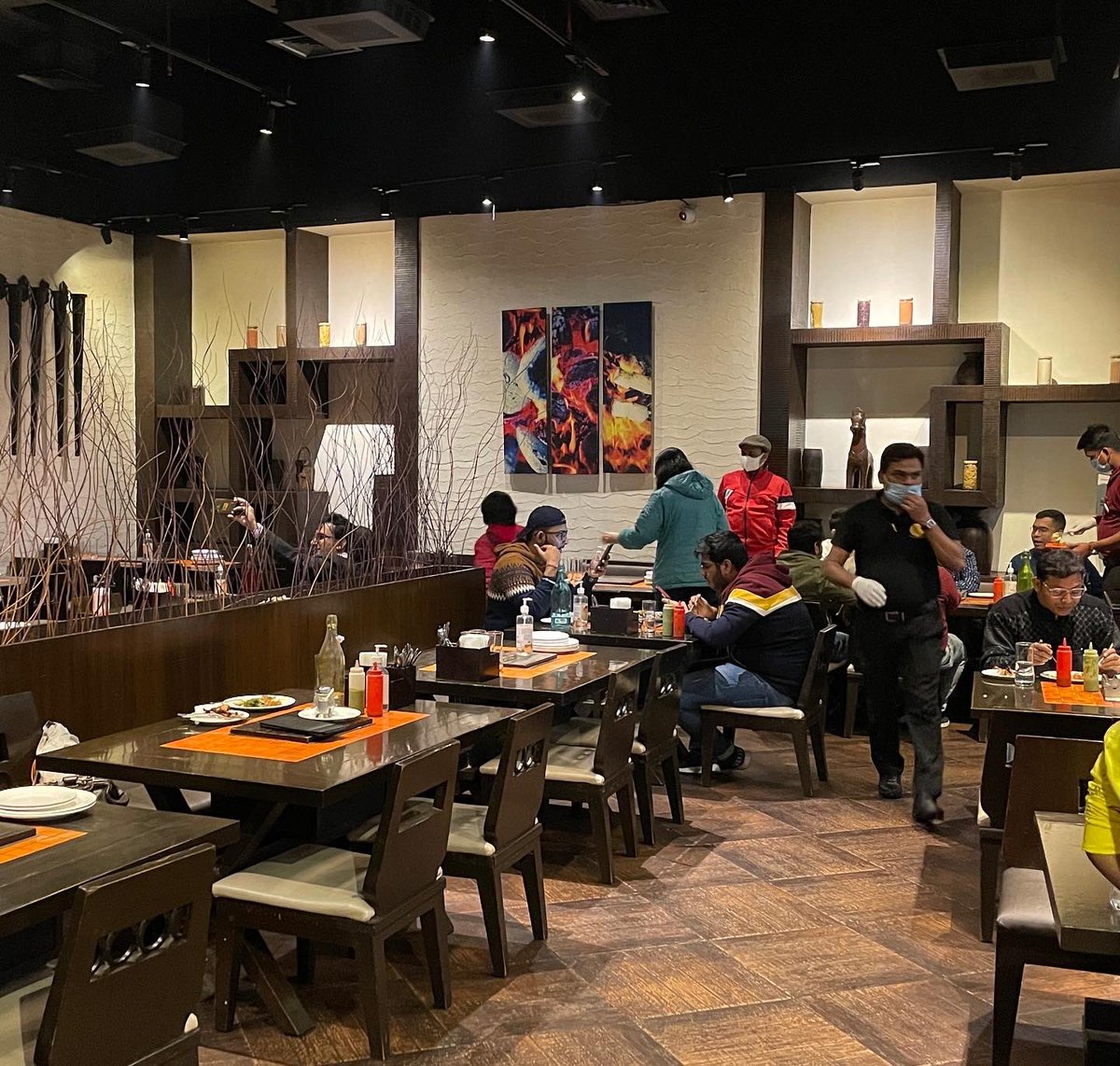 iam_moumitapaul's tweet photo. #selflove Took myself out for a date night with myself at flame &amp; grill. 😁

Loved it and hope to do it again. Was surprised at how I have developed self control over sweet tooth lol. Those brownies and gajar ka halwa looked very tempting. 😍

#wildfit #selfcare #datewithself https://t.co/KW9rGu0wID