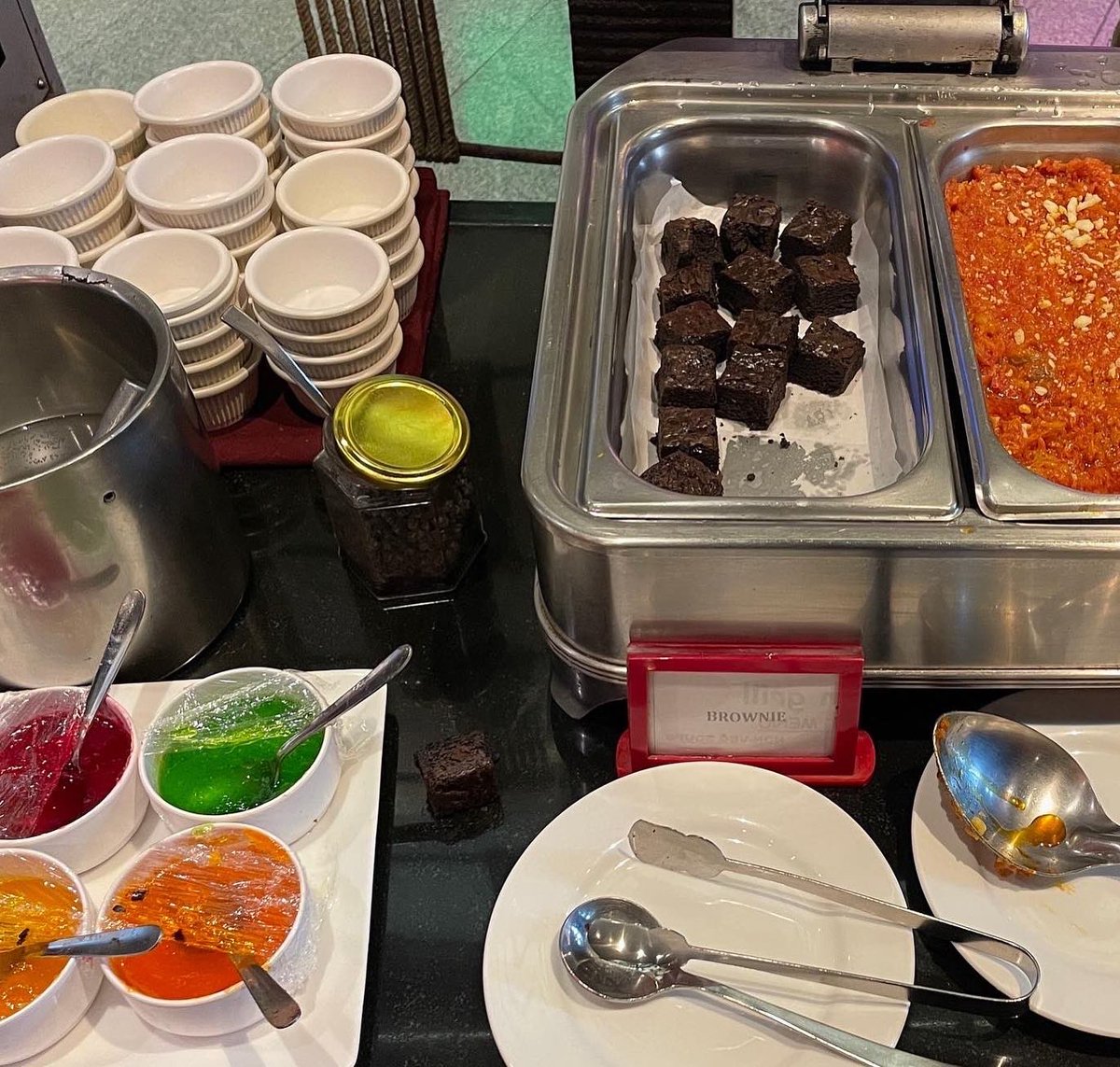 iam_moumitapaul's tweet photo. #selflove Took myself out for a date night with myself at flame &amp; grill. 😁

Loved it and hope to do it again. Was surprised at how I have developed self control over sweet tooth lol. Those brownies and gajar ka halwa looked very tempting. 😍

#wildfit #selfcare #datewithself https://t.co/KW9rGu0wID