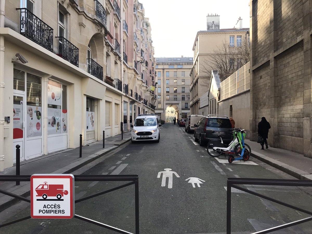 EPierreMarie's tweet photo. À l’instant rue Guillaumot #Paris12 je remercie les agents de la #Dpmp qui font respecter cette future rue aux enfants 👶 Apprenons à partager nos espaces communs près de nos ecoles @mdelmestre @isabelle_rocca https://t.co/1Fb69o0595