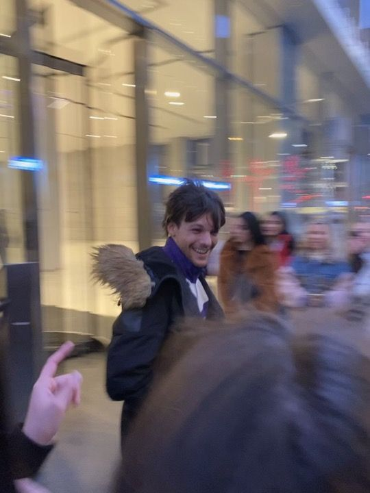 louwallx28's tweet photo. This is my life Lou, everything except u is blur 

i vote #Louies for #BestFanArmy at the #iHeartAwards︎ https://t.co/bSJeNZkuOx