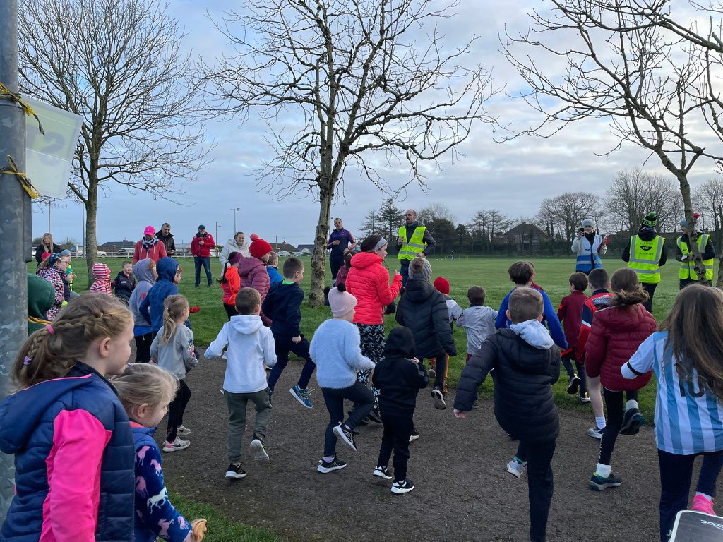 A great warm up this morning by Shane @cobhjnrparkrun