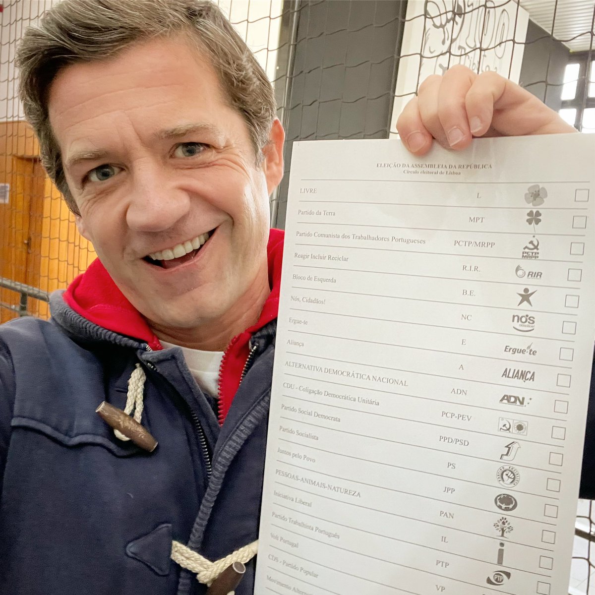 Isto sim é uma verdadeira novela da vida real . Não sabia é que tinha estes atores todos . Há partidos para dar e vender #Legislativas2022