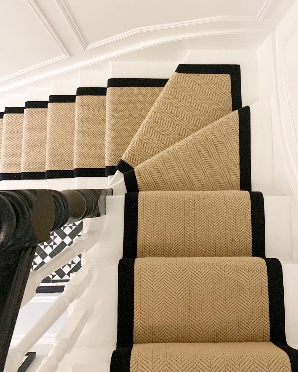 Looking for a show-stopping way to transform your staircase? @se9_edwardian_terrace has used our Wool Cascade carpet in CAS102  for this gorgeous statement stair runner that delivers from every angle.

📸 @se9_edwardian_terrace

#kersaintcobb #contemporary #staircase #stairrunner
