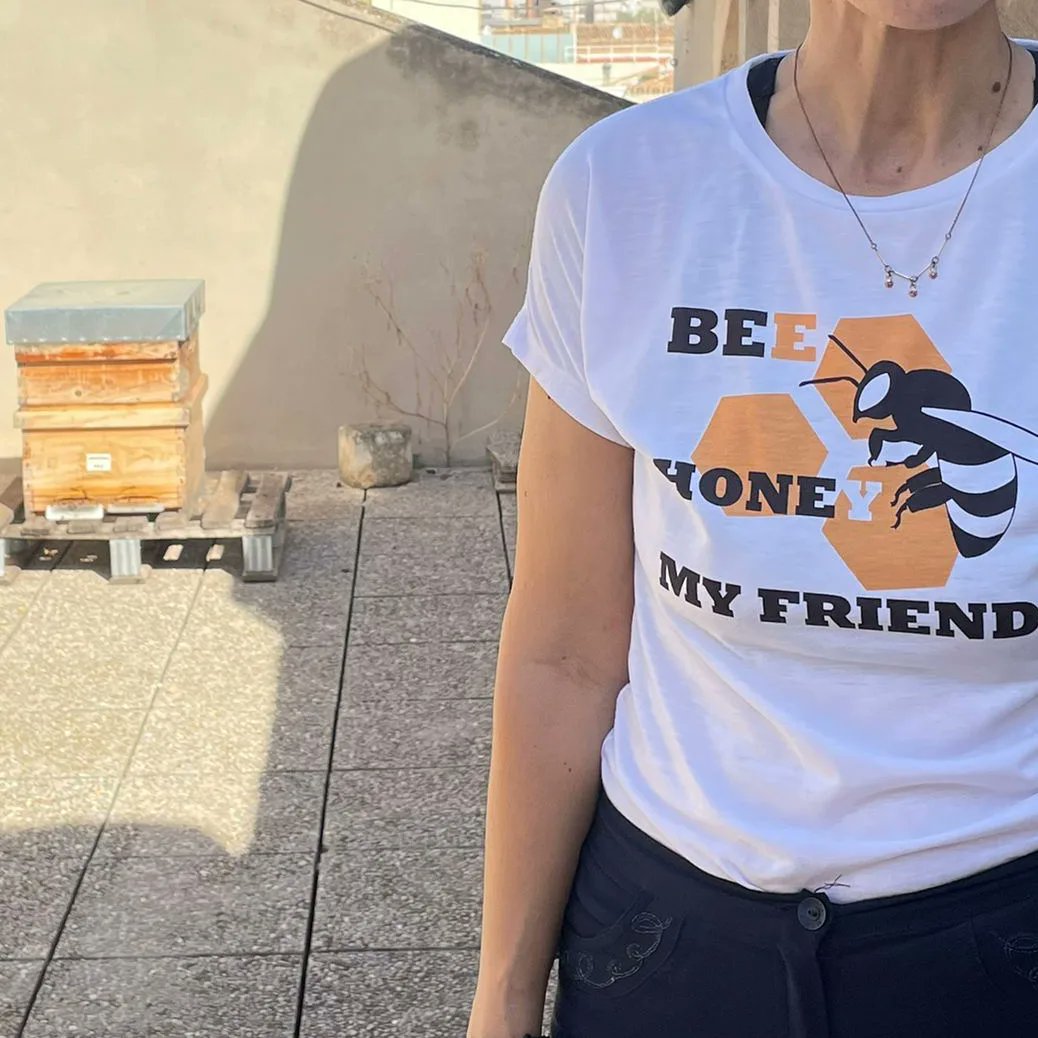 rincon_abeja's tweet photo. ✨🐝 APICULTURA URBANA ✨🐝
En las azoteas es muy beneficiosa para el ecosistema porque las plantas de ciudad también necesitan ser polinizadas. Además, es una forma de mantener a las abejas a salvo de la extinción y actuando con responsabilidad, es totalmente inofensiva. https://t.co/1MOmIn84gh