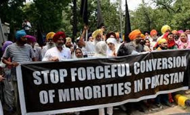 AdivaKhan7's tweet photo. Pakistani contractors preach the world on Islamophobia, while #Pakistan persecutes its own Shias and Ahmadis. #ImranKhan triggered over Muslim rights in India, while oppressing his own minorities continuously.
#PakAgainstHumanity https://t.co/ucgV1hE3iq